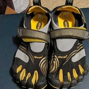 Athletic toe shoes